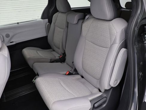 Used 2025 Toyota Sienna LE image 10