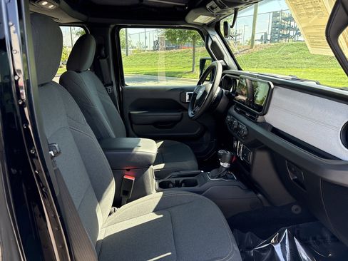 Used 2025 Jeep Wrangler Sport image 23