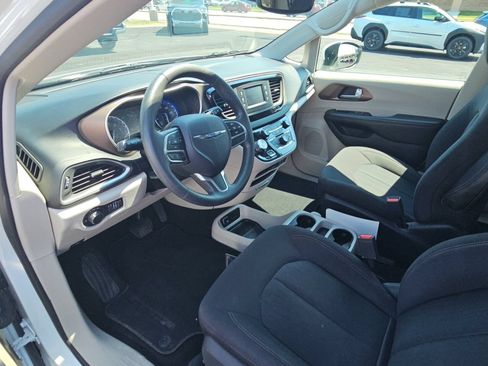 Used 2017 Chrysler Pacifica LX FWD image 24