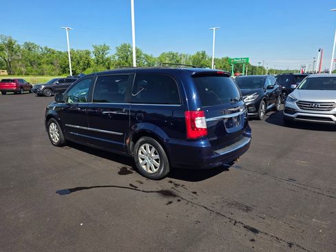 Used 2014 Chrysler Town & Country Touring FWD image 5