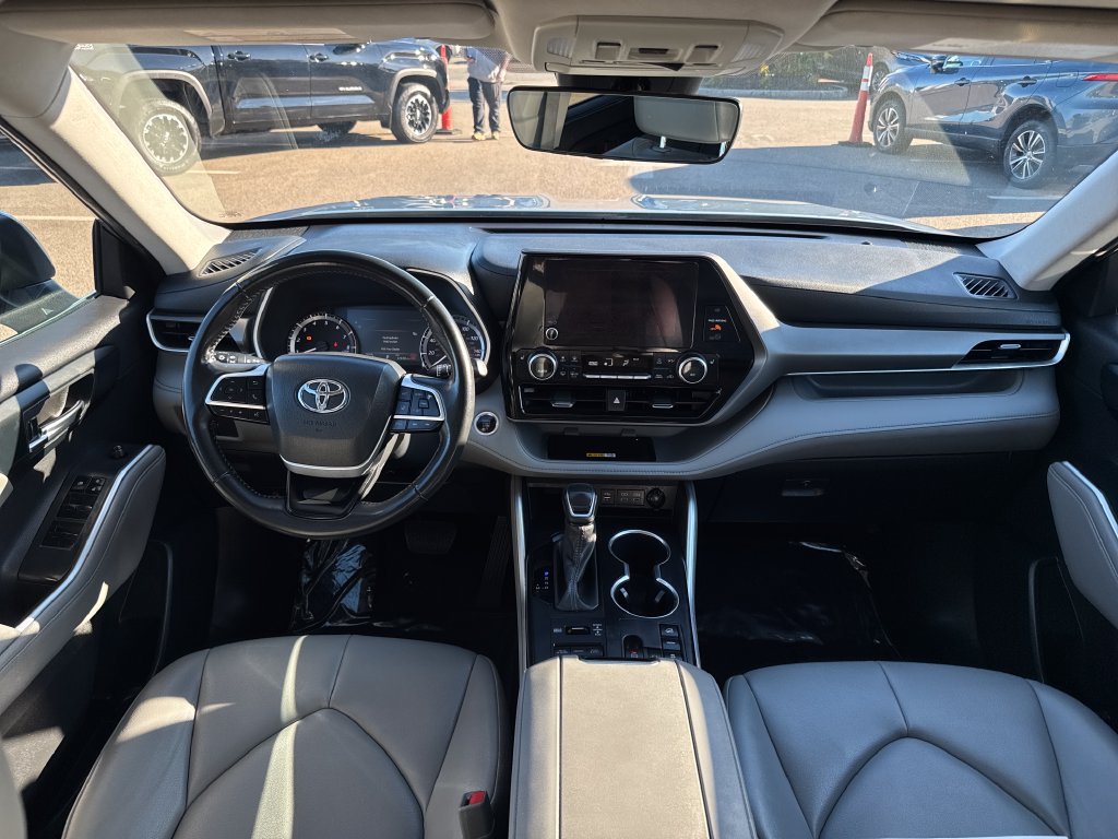 Used 2024 Toyota Highlander XLE AWD/4WD image 12