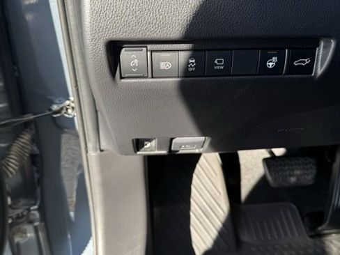 Certified 2021 Toyota Venza Limited image 17