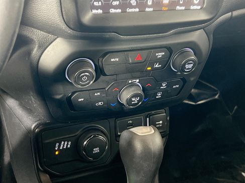 Used 2022 Jeep Renegade Latitude w/ Convenience Group image 16