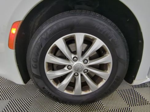 Used 2017 Chrysler Pacifica Touring-L image 17