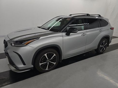 Used 2022 Toyota Highlander XSE image 3