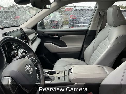 Used 2020 Toyota Highlander XLE AWD/4WD image 12