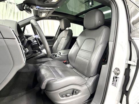 Certified 2023 Porsche Cayenne AWD/4WD image 32