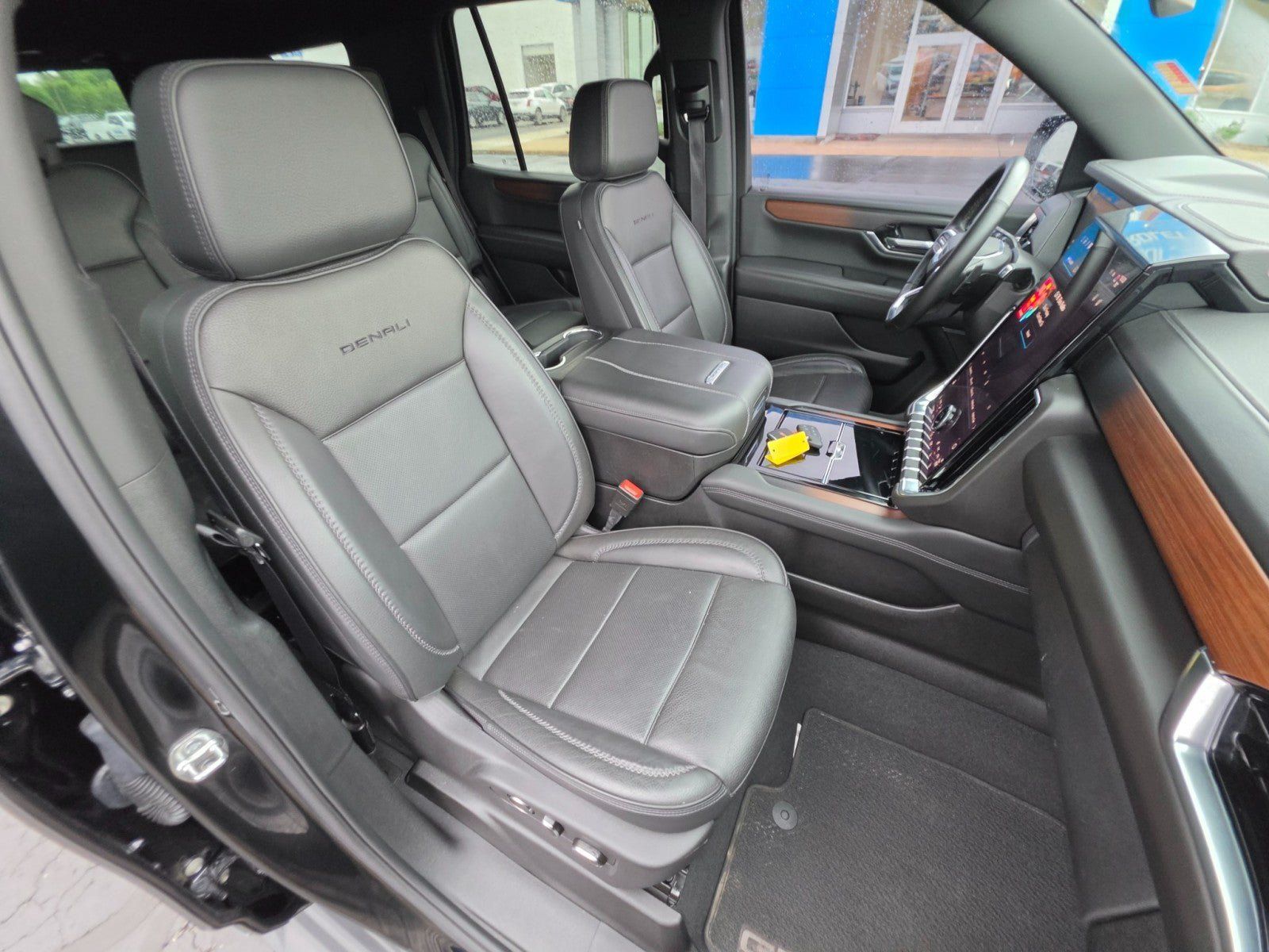 Used 2025 GMC Yukon Denali AWD/4WD image 13
