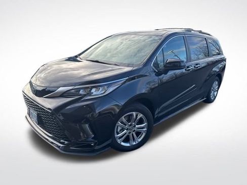 Used 2023 Toyota Sienna XSE image 4