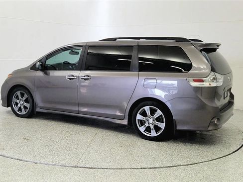 Used 2017 Toyota Sienna SE w/ SE Preferred Package FWD image 5