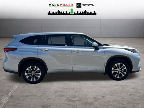 Used 2023 Toyota Highlander XLE AWD/4WD image 7