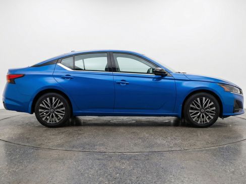 Used 2025 Nissan Altima 2.5 SV FWD image 11