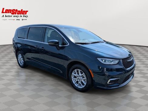 Used 2023 Chrysler Pacifica Touring-L FWD image 7