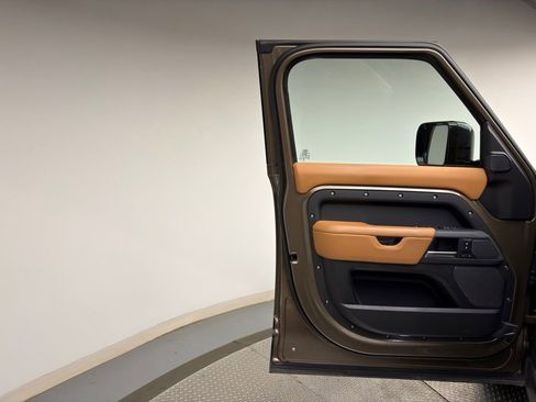 Used 2024 Land Rover Defender 110 X-Dynamic SE image 9