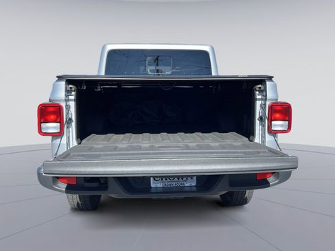 Used 2023 Jeep Gladiator Overland image 29
