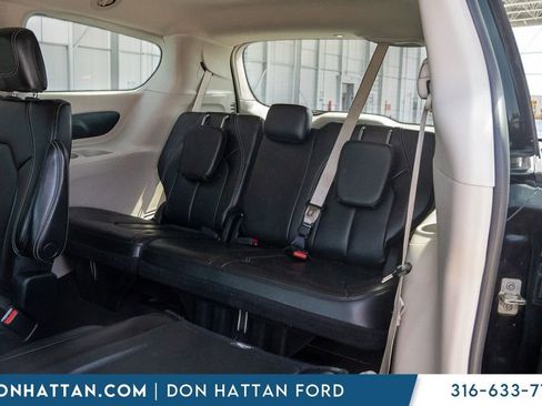Used 2023 Chrysler Pacifica Touring-L image 18