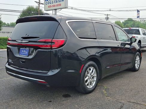 Used 2023 Chrysler Pacifica Touring-L FWD image 7