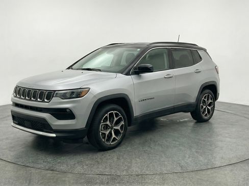 Used 2025 Jeep Compass Limited image 3