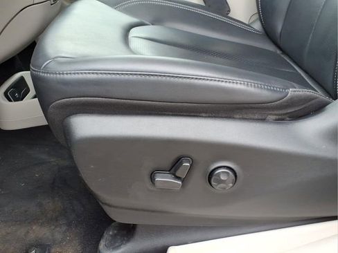 Used 2023 Chrysler Pacifica Touring-L image 15