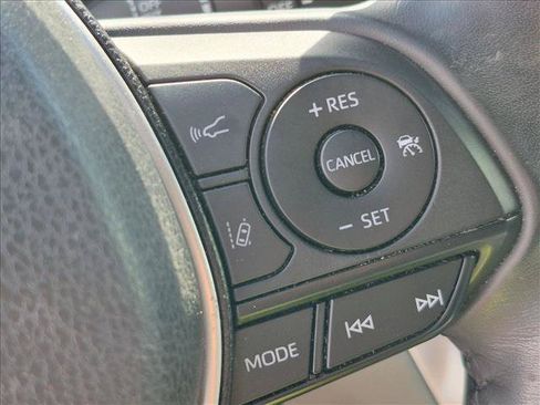 Used 2023 Toyota Venza LE AWD/4WD image 14