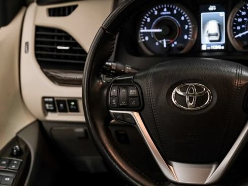 Used 2019 Toyota Sienna XLE Premium FWD image 18