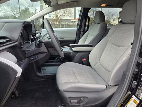 Used 2025 Toyota Sienna LE image 23