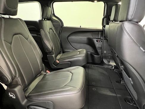 New 2026 Chrysler Pacifica Select image 15