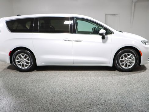 Used 2023 Chrysler Pacifica Touring-L image 6