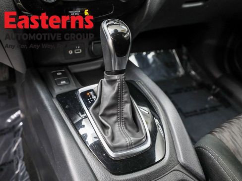 Used 2020 Nissan Rogue SV w/ Premium Package image 13