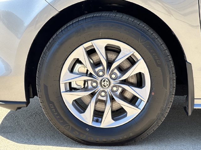 Used 2026 Toyota Sienna XLE FWD image 9
