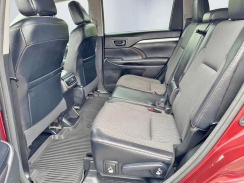 Used 2017 Toyota Highlander Plus AWD/4WD image 19
