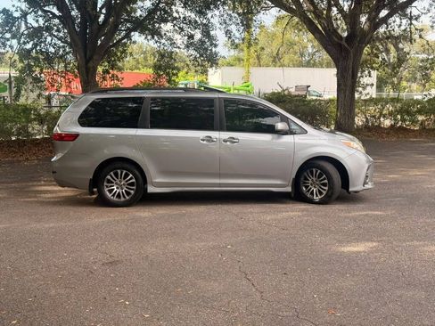 Used 2018 Toyota Sienna XLE w/ XLE Navigation Package FWD image 3