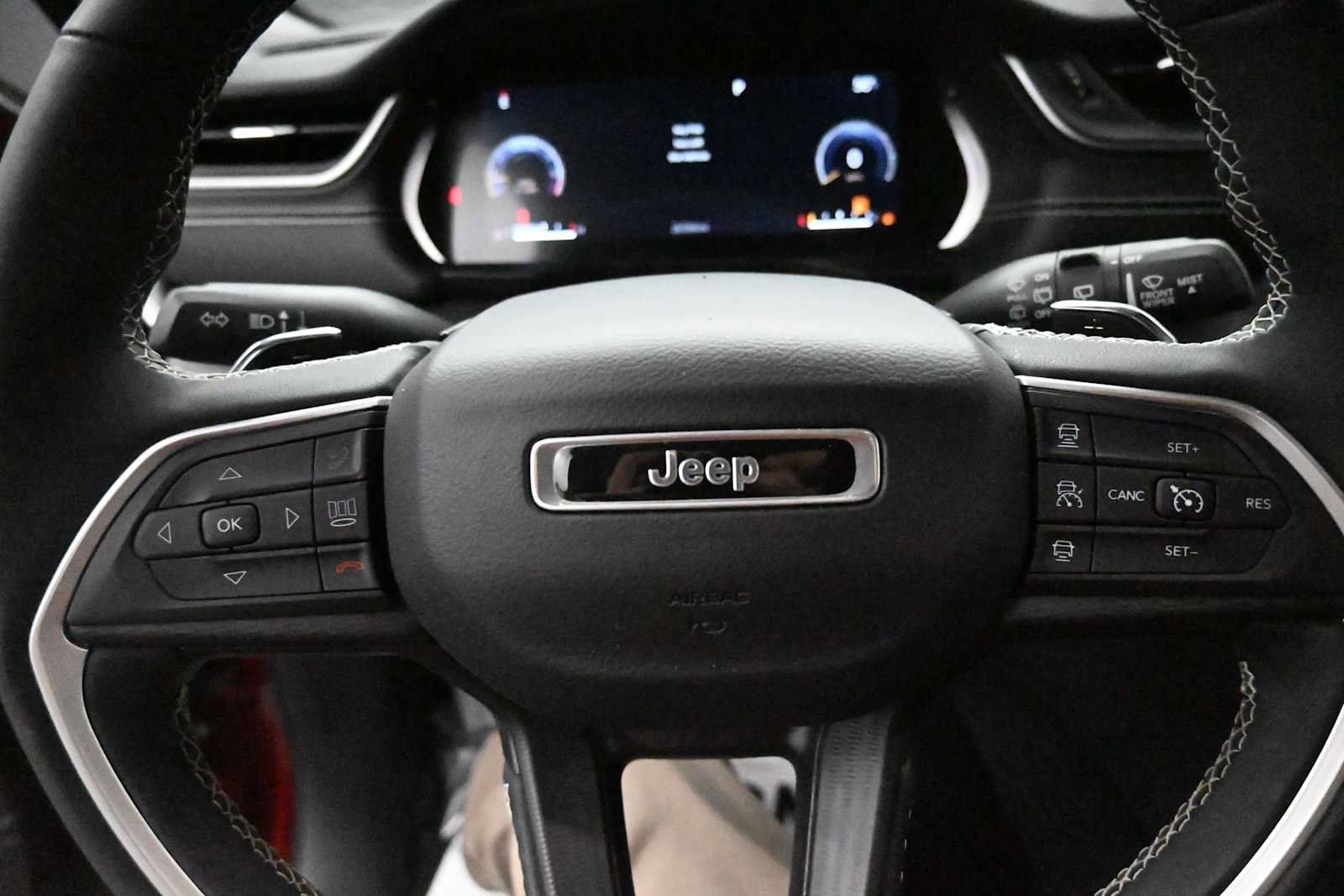 Used 2023 Jeep Grand Cherokee L Laredo w/ Luxury Tech Group I AWD/4WD image 6