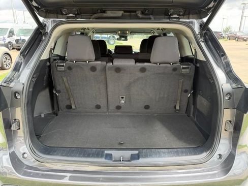 Used 2023 Toyota Highlander LE AWD/4WD image 7
