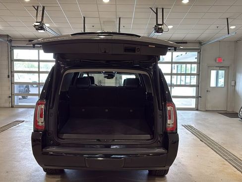 Used 2017 GMC Yukon XL SLT w/ HD Trailering Package AWD/4WD image 16