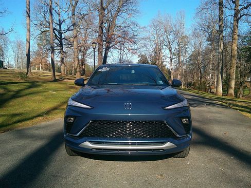 Used 2025 Buick Envista Avenir image 2