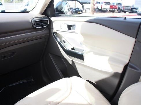 Certified 2021 Ford Explorer Platinum w/ Equipment Group 601A image 18