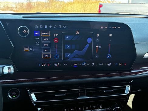 Used 2025 Chevrolet Traverse Z71 AWD/4WD image 19