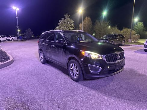 Used 2017 Kia Sorento LX image 3