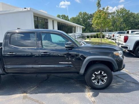 Used 2017 Toyota Tacoma TRD Off-Road w/ Premium & Technology Package RWD image 2