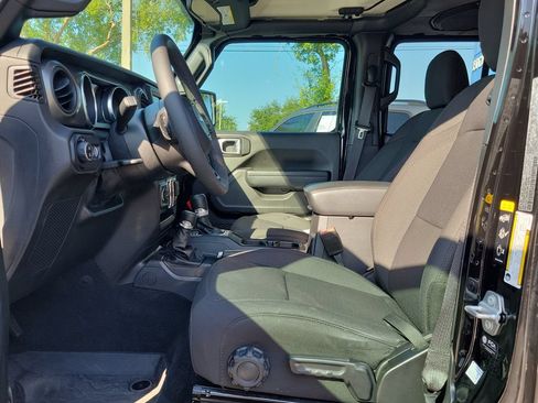 Used 2023 Jeep Gladiator Sport AWD/4WD image 19