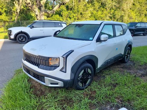 New 2027 Kia Seltos LX FWD image 3