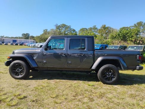Certified 2023 Jeep Gladiator Sport AWD/4WD image 8