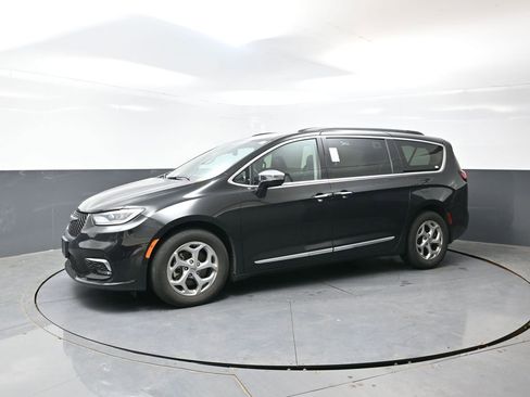 Used 2023 Chrysler Pacifica Limited image 10