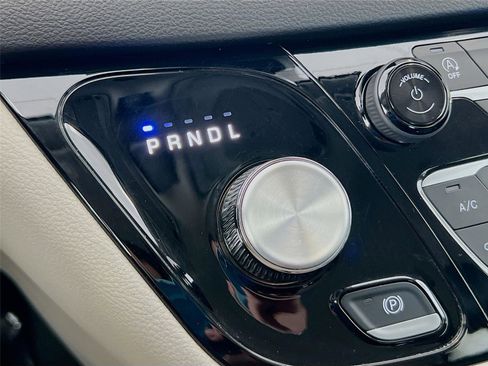 Used 2024 Chrysler Pacifica Touring-L image 15