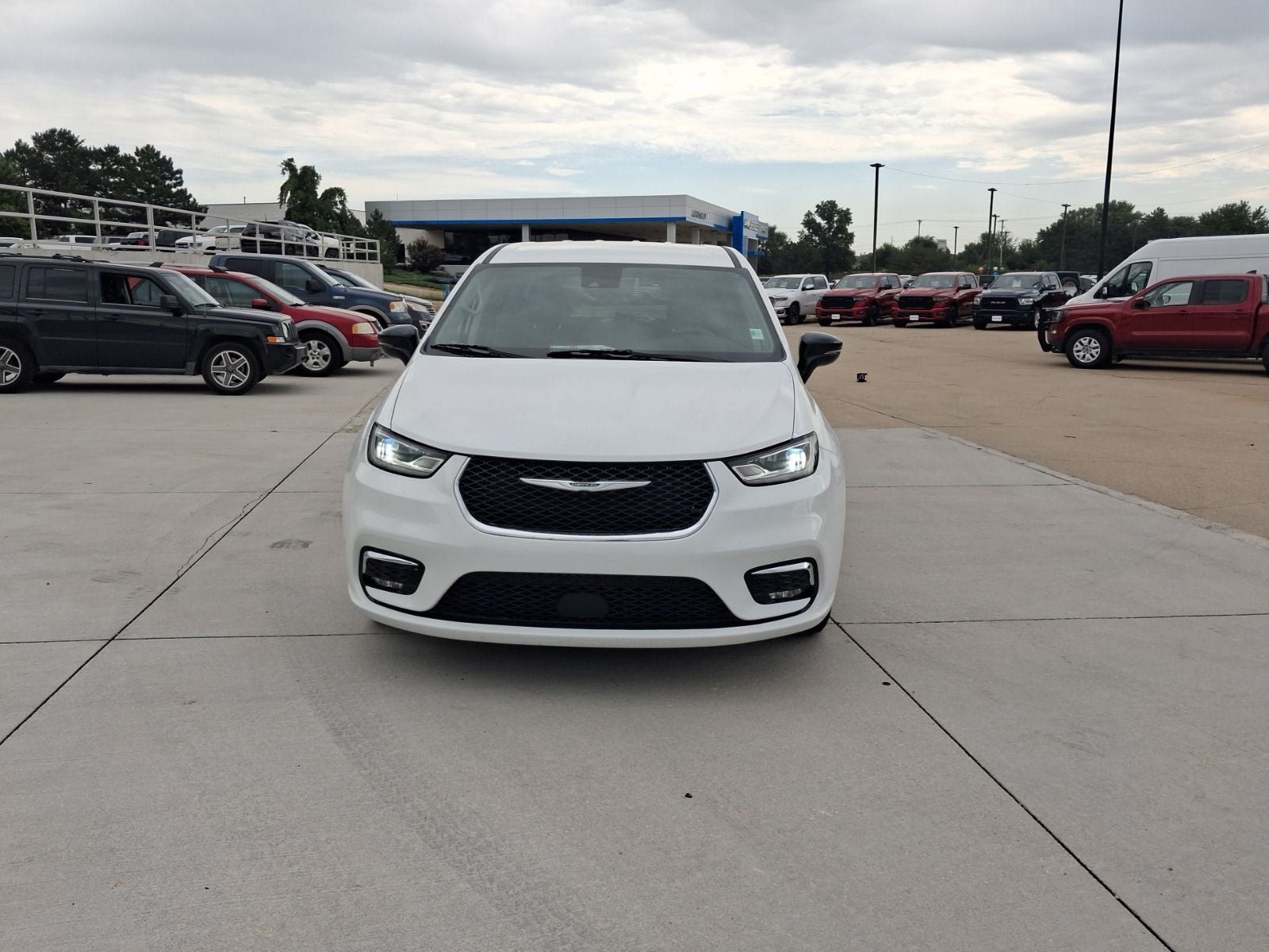 Used 2024 Chrysler Pacifica Touring-L FWD image 8