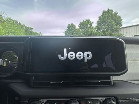 Used 2025 Jeep Wrangler Unlimited Sahara w/ Safety Group AWD/4WD image 20