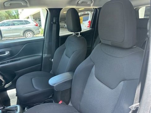 Used 2023 Jeep Renegade Latitude AWD/4WD image 25