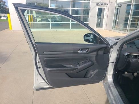 Used 2024 Nissan Altima 2.5 SV image 17