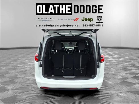 New 2026 Chrysler Pacifica Select image 5